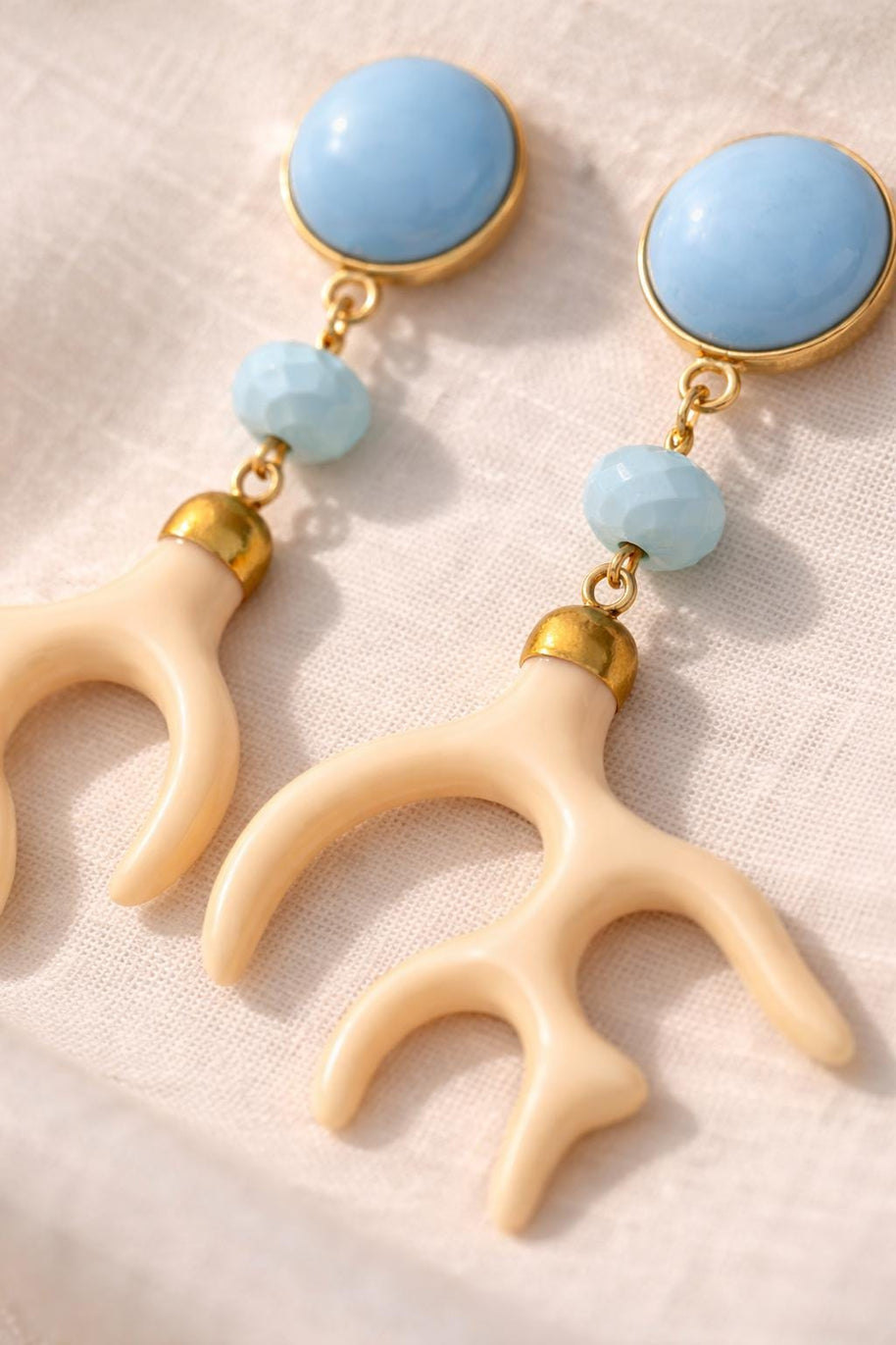 Orecchini corallo mediterraneo beige azzurro | Oreccini pendenti estate mare | Gioiello statement acciaio antiallergico | Idea regalo donna