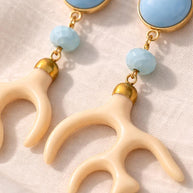 Orecchini corallo mediterraneo beige azzurro | Oreccini pendenti estate mare | Gioiello statement acciaio antiallergico | Idea regalo donna