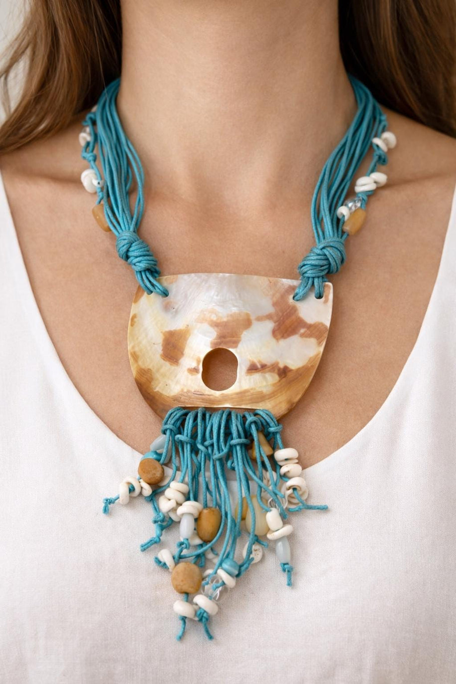 Collana lunga completamente naturale in madreperla e conchiglia azzurra | Gioiello artigianale stile Mediterraneo | Idea regalo donna