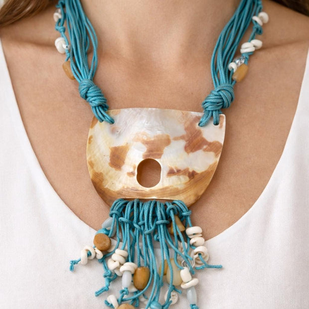 Collana lunga completamente naturale in madreperla e conchiglia azzurra | Gioiello artigianale stile Mediterraneo | Idea regalo donna