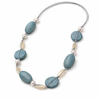 Collana lunga completamente naturale in madreperla e conchiglia grigio azzurra | Gioiello boho stile Mediterraneo | Idea regalo donna
