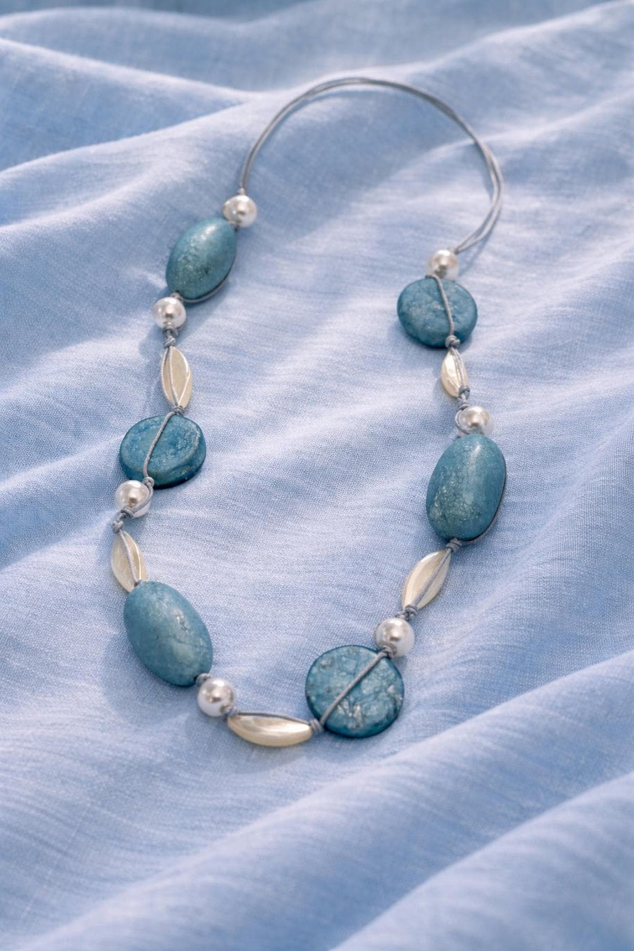 Collana lunga completamente naturale in madreperla e conchiglia grigio azzurra | Gioiello boho stile Mediterraneo | Idea regalo donna