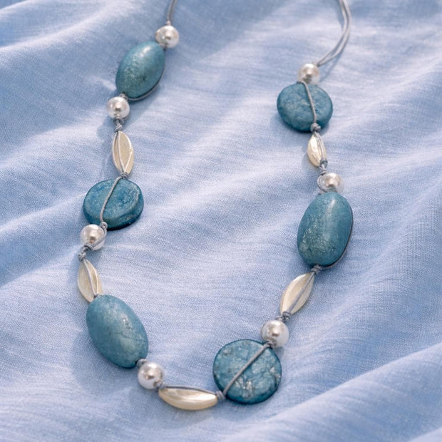 Collana lunga completamente naturale in madreperla e conchiglia grigio azzurra | Gioiello boho stile Mediterraneo | Idea regalo donna