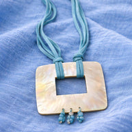 Collana lunga madreperla e pietre azzurre turchese | Collana estiva donna stile Mediterraneo boho | Idea regalo artigianale