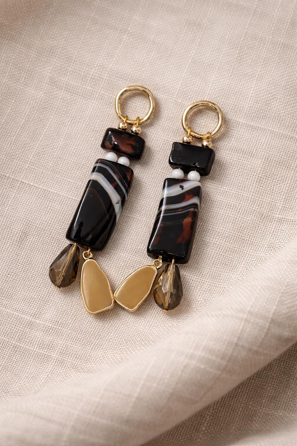 Orecchini lunghi in vetro di Murano oro e nero | Orecchini pendenti donna eleganti | Gioiello moderno