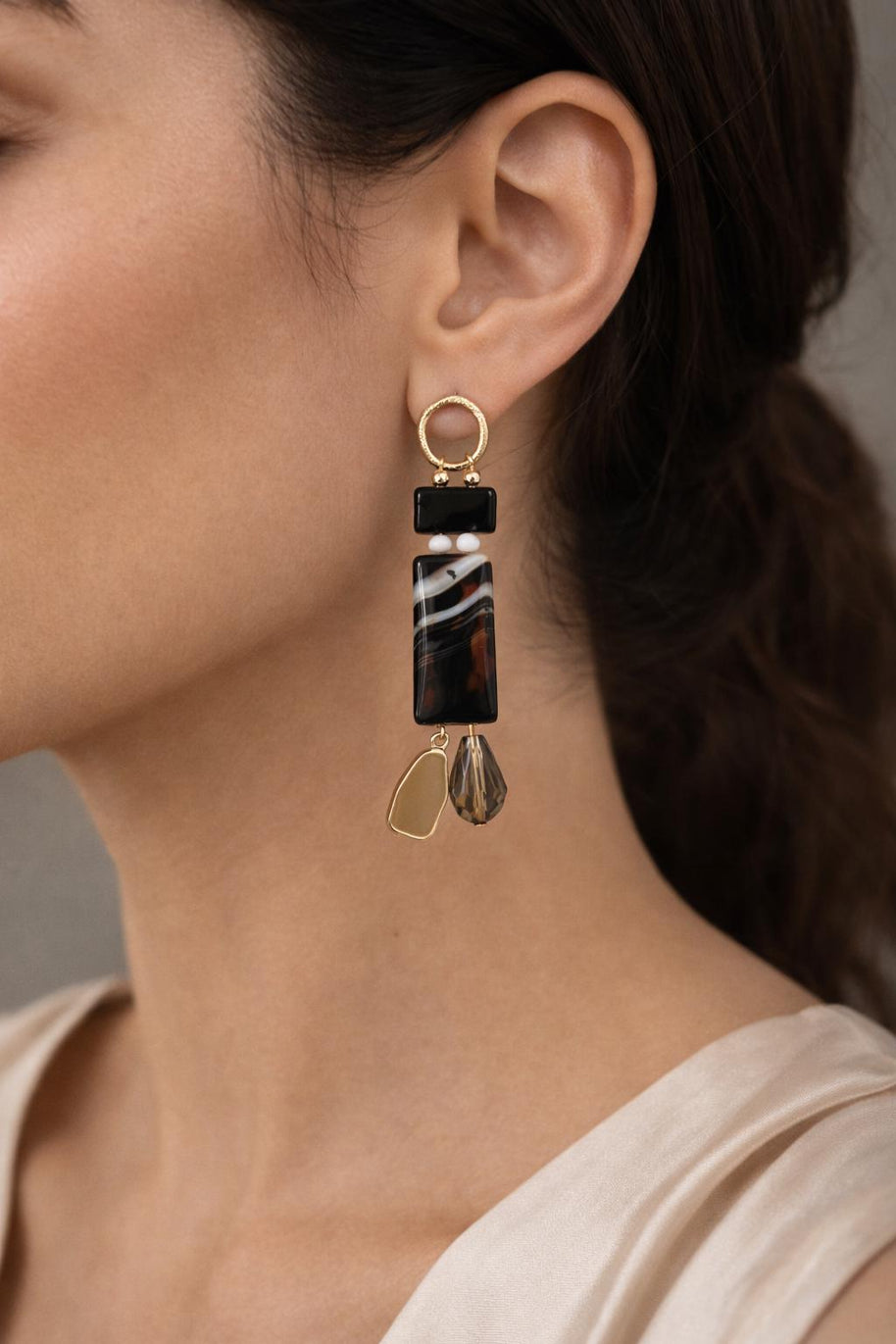 Orecchini lunghi in vetro di Murano oro e nero | Orecchini pendenti donna eleganti | Gioiello moderno