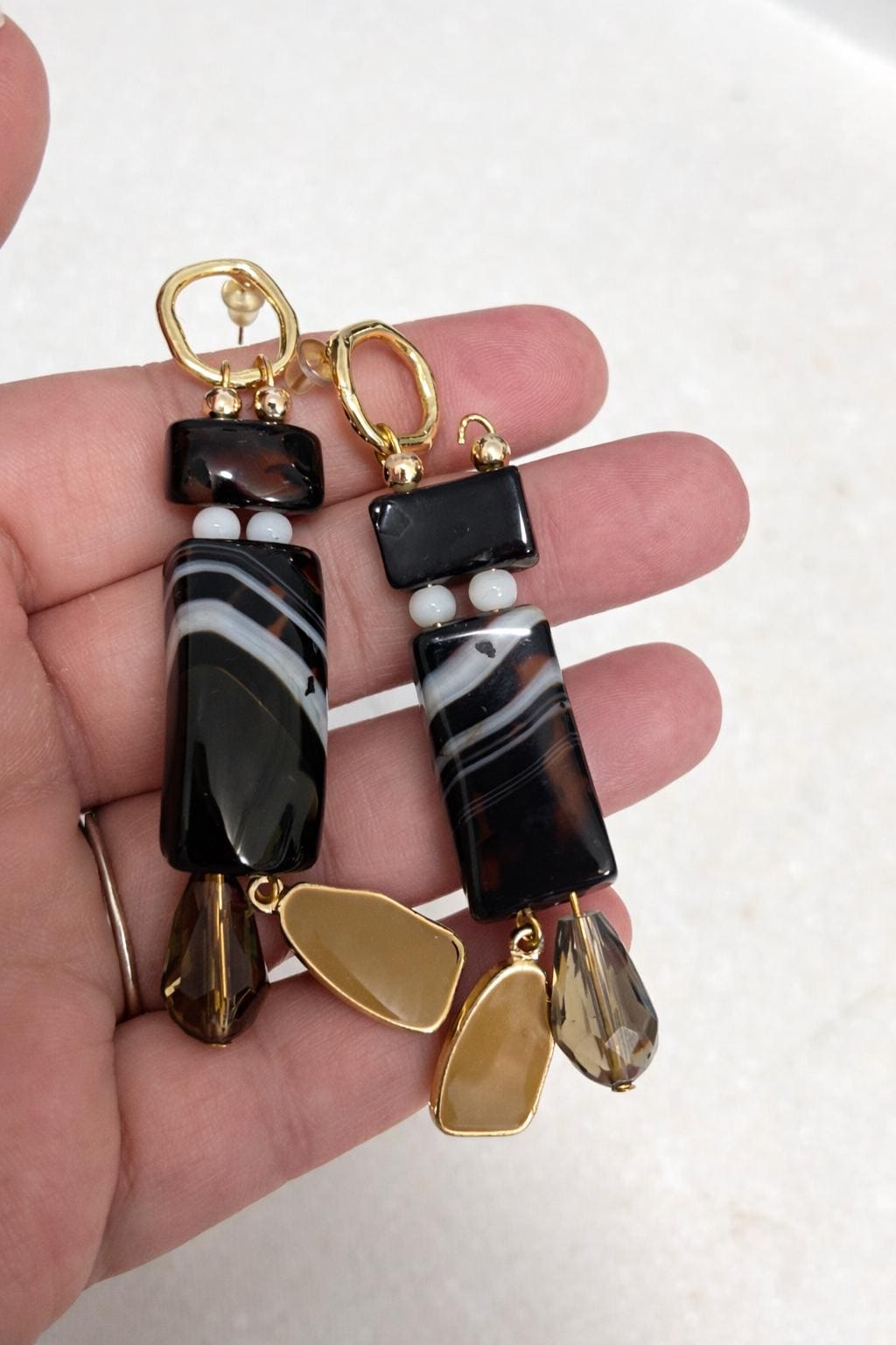 Orecchini lunghi in vetro di Murano oro e nero | Orecchini pendenti donna eleganti | Gioiello moderno