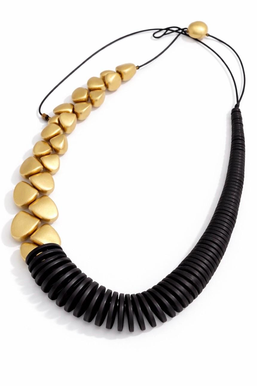 Collana asimmetrica nero oro in legno | Collana geometrica moderna | Girocollo design naturale donna