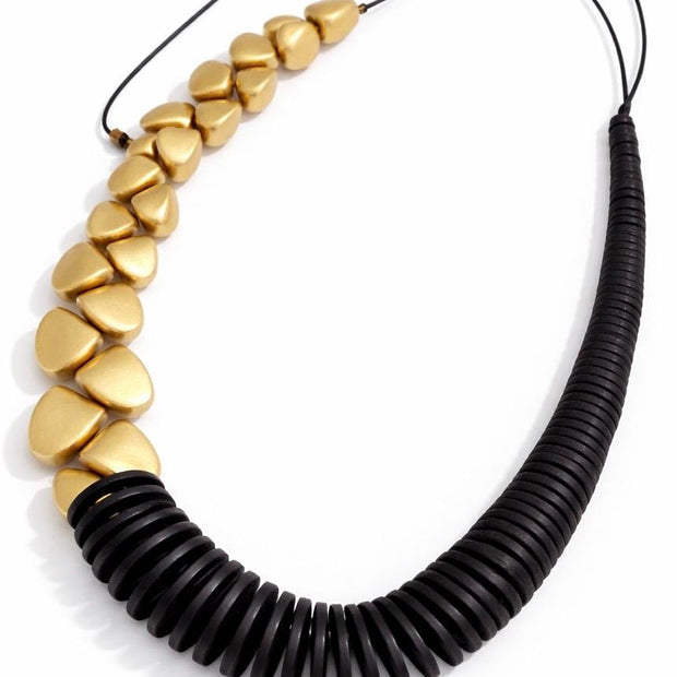 Collana asimmetrica nero oro in legno | Collana geometrica moderna | Girocollo design naturale donna
