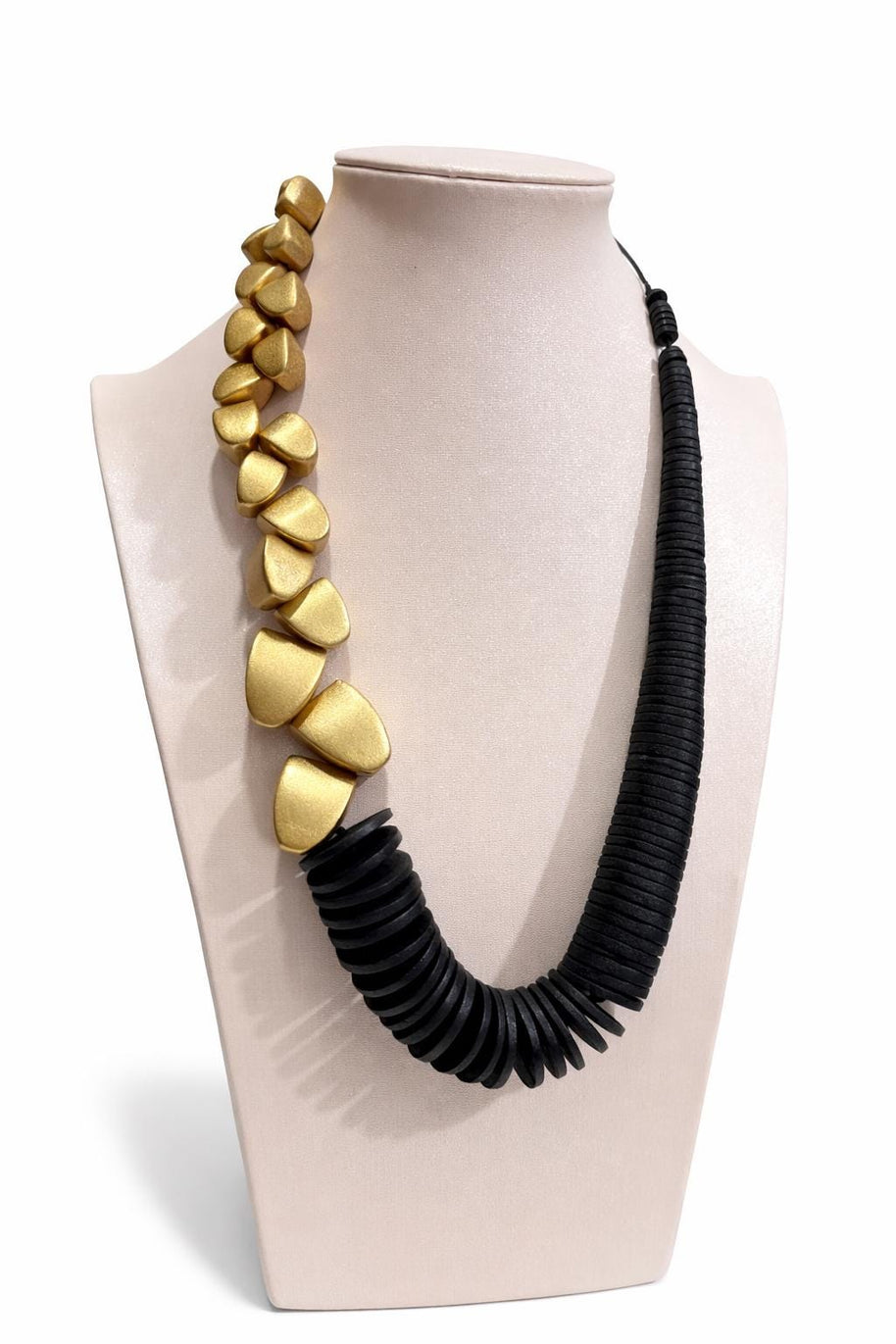 Collana asimmetrica nero oro in legno | Collana geometrica moderna | Girocollo design naturale donna
