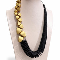 Collana asimmetrica nero oro in legno | Collana geometrica moderna | Girocollo design naturale donna