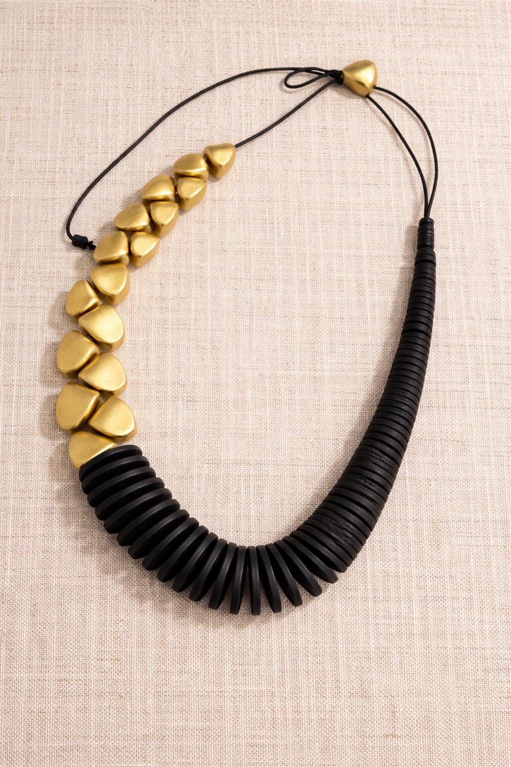 Collana asimmetrica nero oro in legno | Collana geometrica moderna | Girocollo design naturale donna