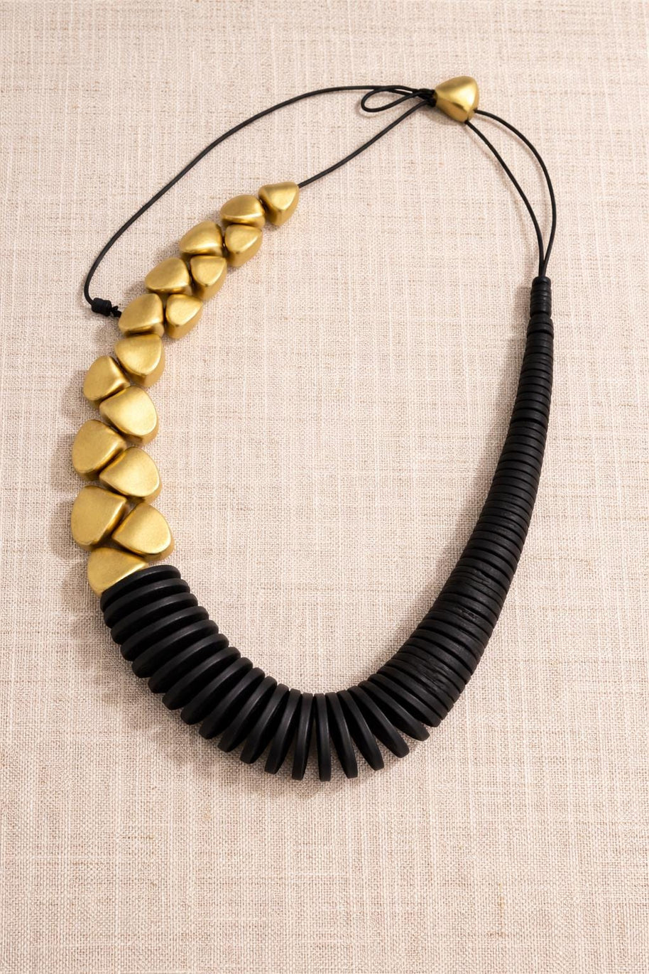 Collana asimmetrica nero oro in legno | Collana geometrica moderna | Girocollo design naturale donna