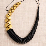 Collana asimmetrica nero oro in legno | Collana geometrica moderna | Girocollo design naturale donna