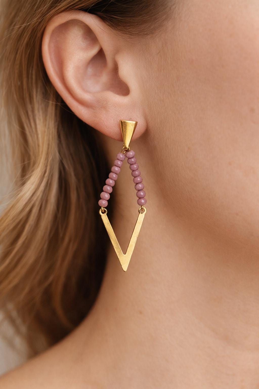 Orecchini pendenti geometrici oro con cristalli rosa antico | Orecchini lunghi a V boho eleganti donna