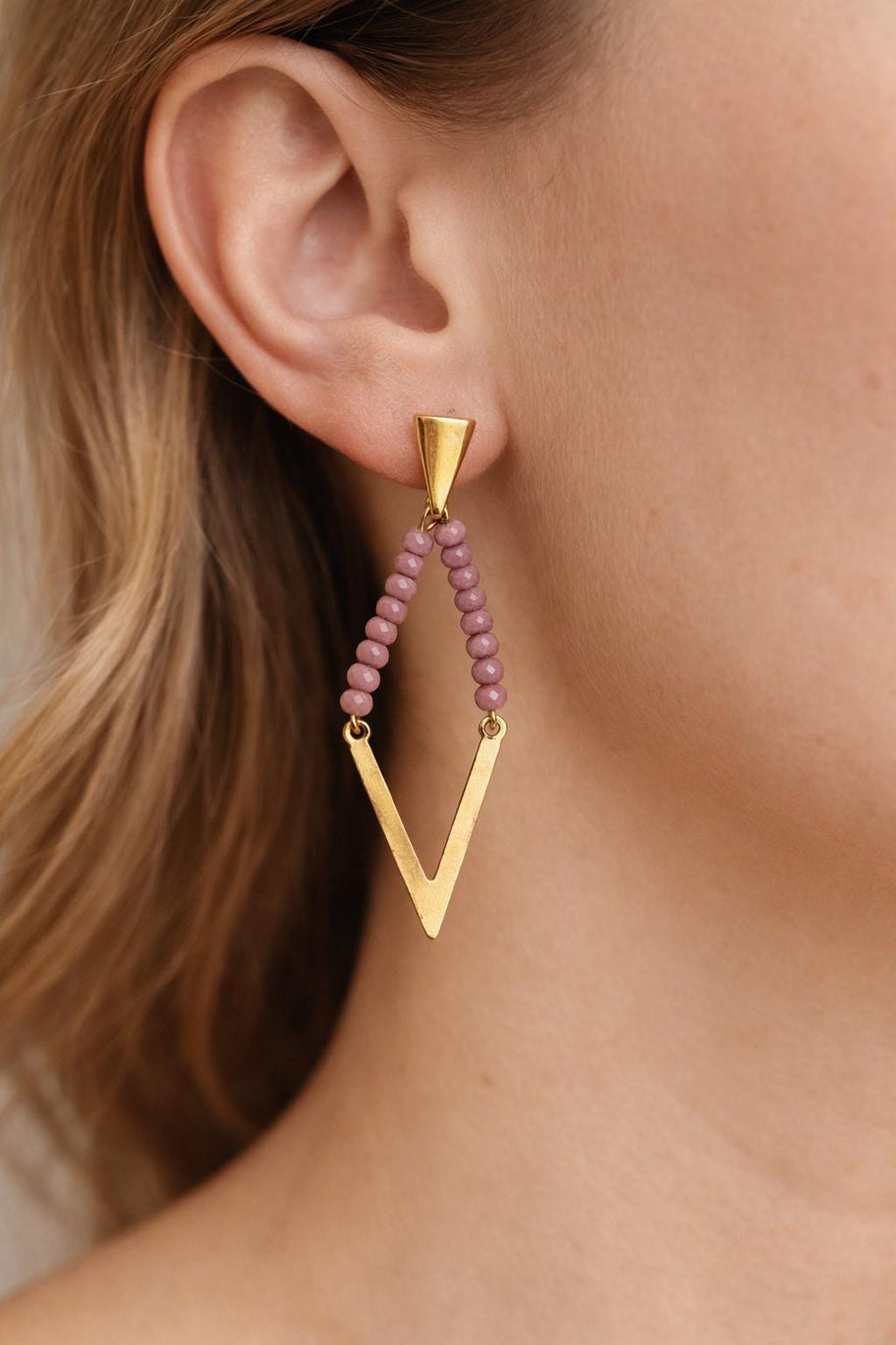 Orecchini pendenti geometrici oro con cristalli rosa antico | Orecchini lunghi a V boho eleganti donna