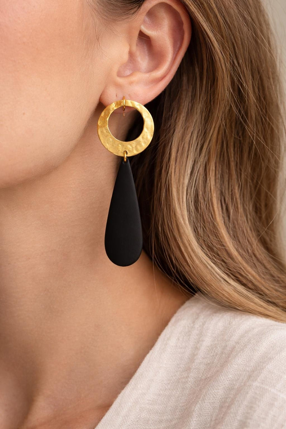 Orecchini pendenti neri e oro a goccia | Orecchini minimal moderni eleganti donna | Leggeri chic