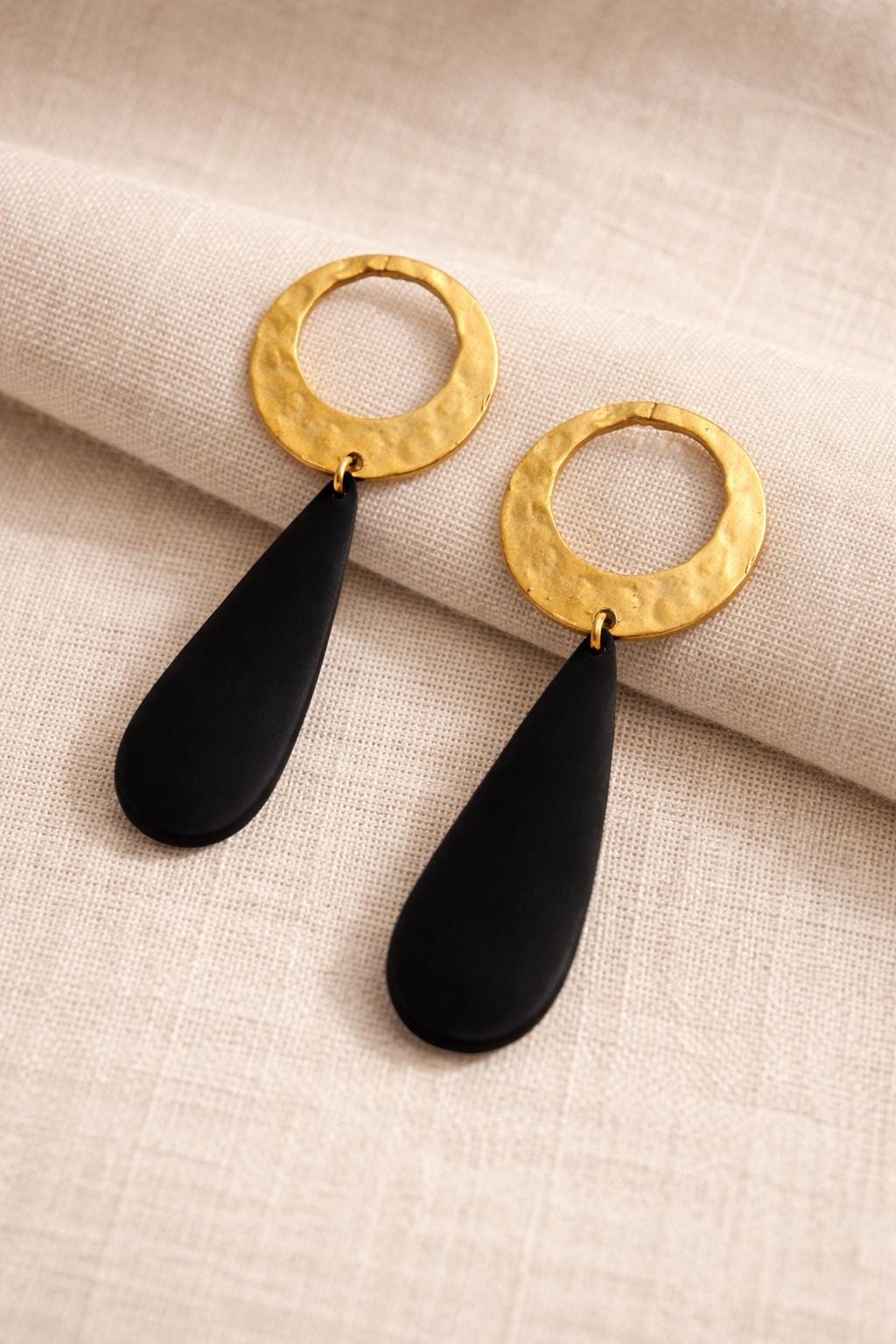 Orecchini pendenti neri e oro a goccia | Orecchini minimal moderni eleganti donna | Leggeri chic