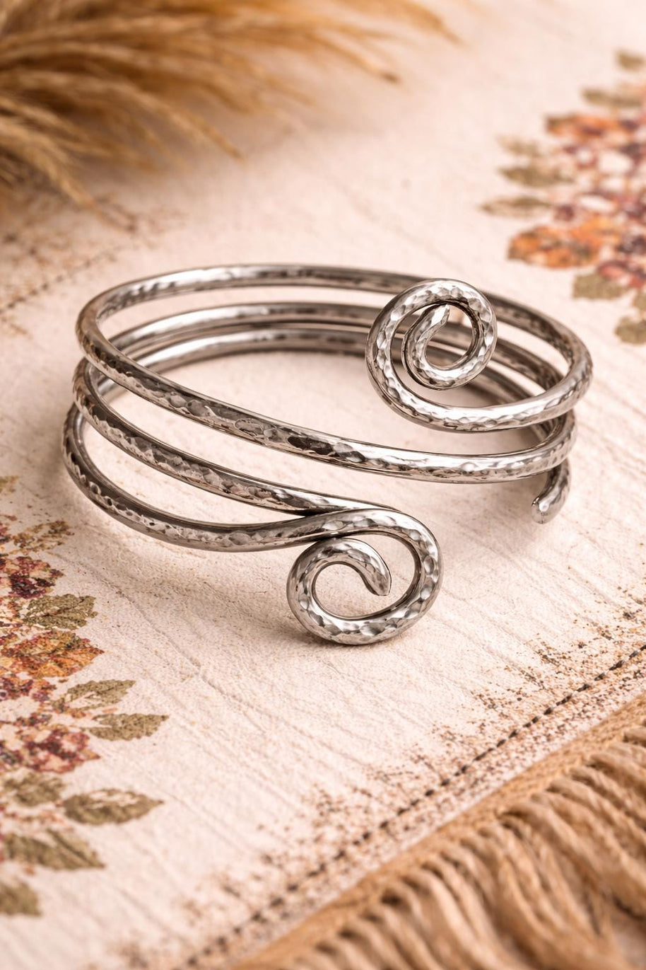 Bracciale rigido spirale regolabile in allumino martellato color argento| Bracciale artigianale moderno leggero e comodo| Idea regalo donna