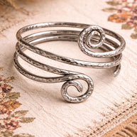 Bracciale rigido spirale regolabile in allumino martellato color argento| Bracciale artigianale moderno leggero e comodo| Idea regalo donna