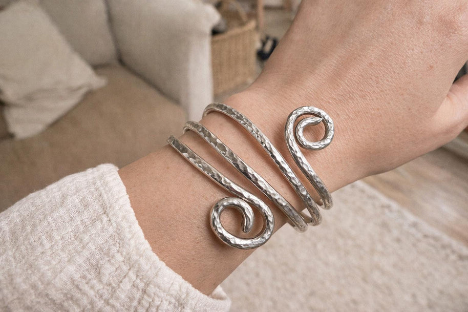 Bracciale rigido spirale regolabile in allumino martellato color argento| Bracciale artigianale moderno leggero e comodo| Idea regalo donna