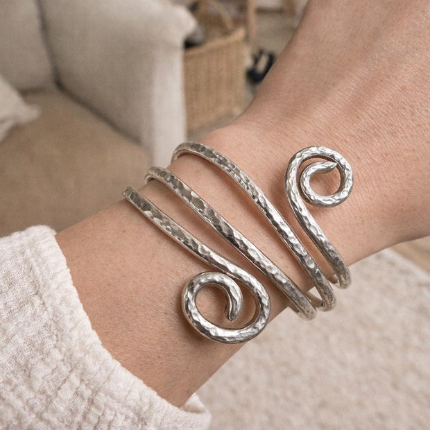 Bracciale rigido spirale regolabile in allumino martellato color argento| Bracciale artigianale moderno leggero e comodo| Idea regalo donna