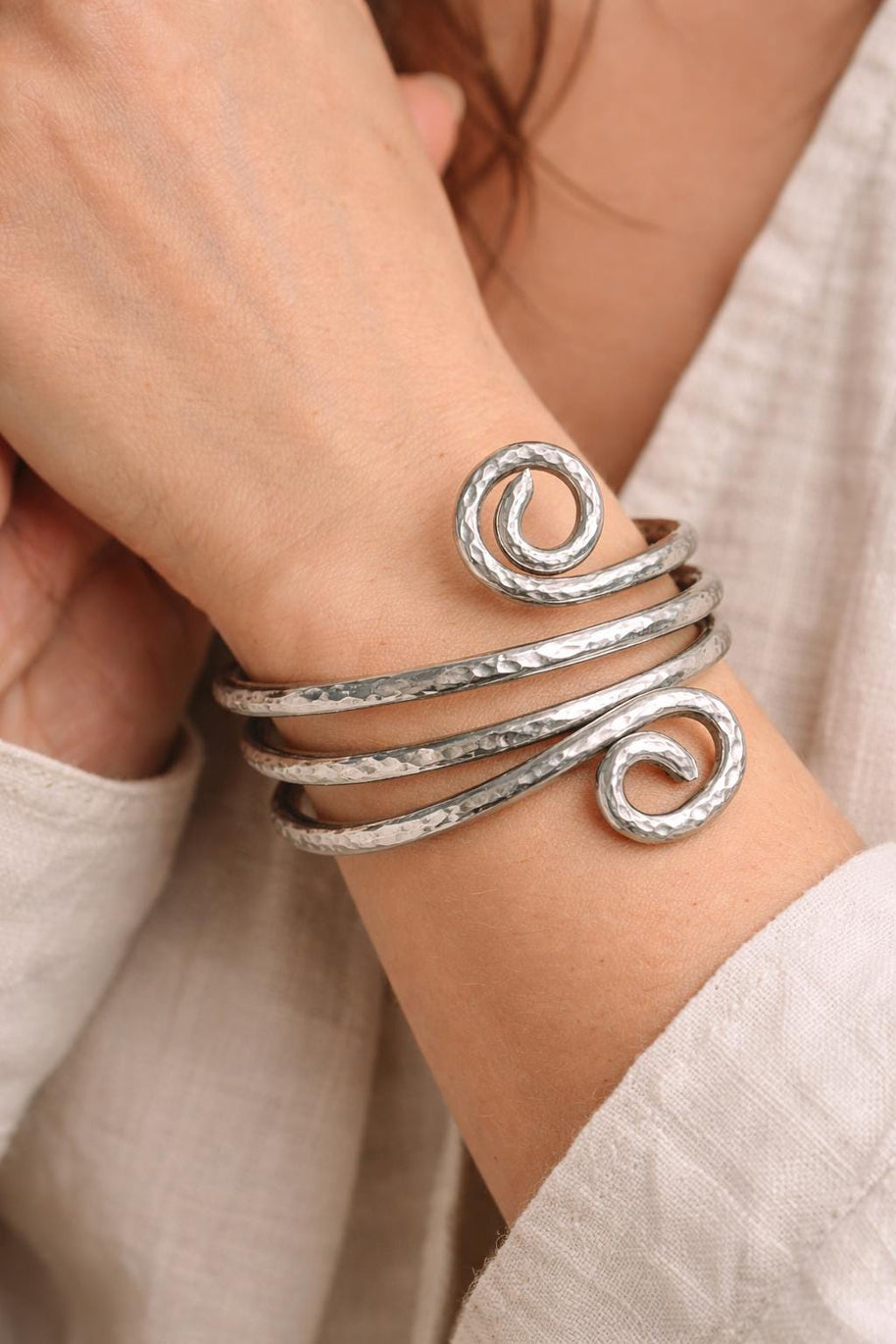 Bracciale rigido spirale regolabile in allumino martellato color argento| Bracciale artigianale moderno leggero e comodo| Idea regalo donna