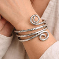 Bracciale rigido spirale regolabile in allumino martellato color argento| Bracciale artigianale moderno leggero e comodo| Idea regalo donna
