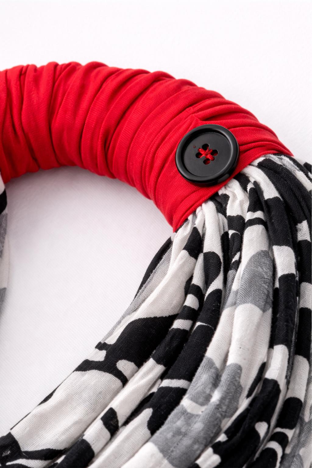 Collana in tessuto donna nera e bianca con dettaglio rosso | Collana statement moderna multifilo | Collana leggera originale riciclata