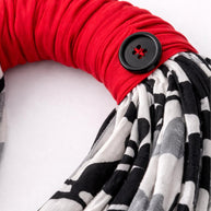 Collana in tessuto donna nera e bianca con dettaglio rosso | Collana statement moderna multifilo | Collana leggera originale riciclata