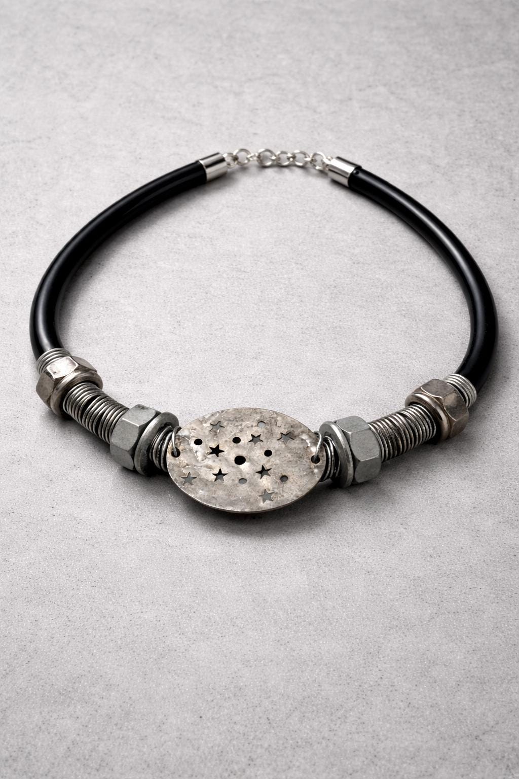 Collana industriale punk con bulloni e piastra a stelle | Collare nero in gomma e metallo riciclato fatto a mano regolabile