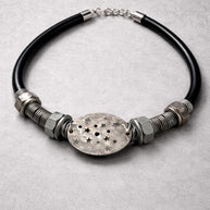 Collana industriale punk con bulloni e piastra a stelle | Collare nero in gomma e metallo riciclato fatto a mano regolabile