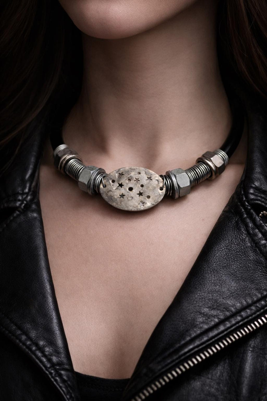 Collana industriale punk con bulloni e piastra a stelle | Collare nero in gomma e metallo riciclato fatto a mano regolabile