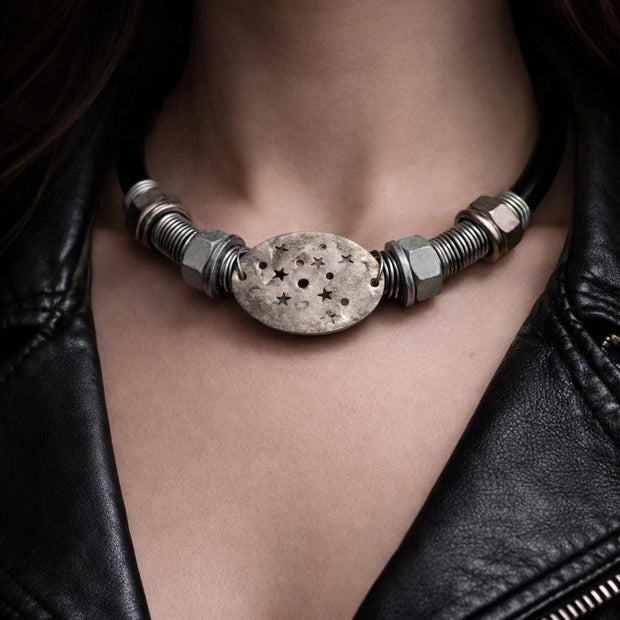 Collana industriale punk con bulloni e piastra a stelle | Collare nero in gomma e metallo riciclato fatto a mano regolabile