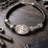 Collana industriale punk con bulloni e piastra a stelle | Collare nero in gomma e metallo riciclato fatto a mano regolabile
