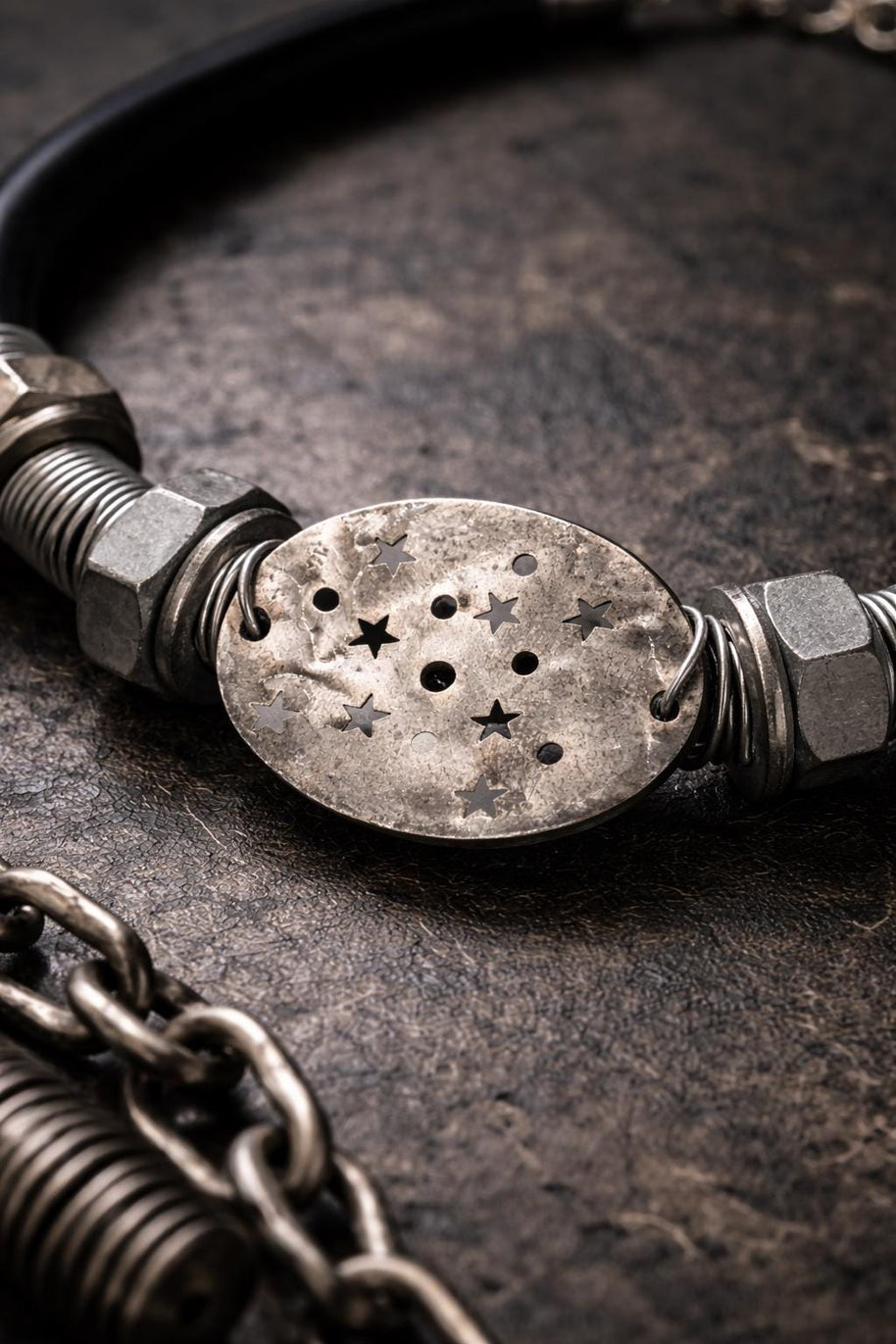 Collana industriale punk con bulloni e piastra a stelle | Collare nero in gomma e metallo riciclato fatto a mano regolabile