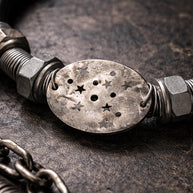 Collana industriale punk con bulloni e piastra a stelle | Collare nero in gomma e metallo riciclato fatto a mano regolabile