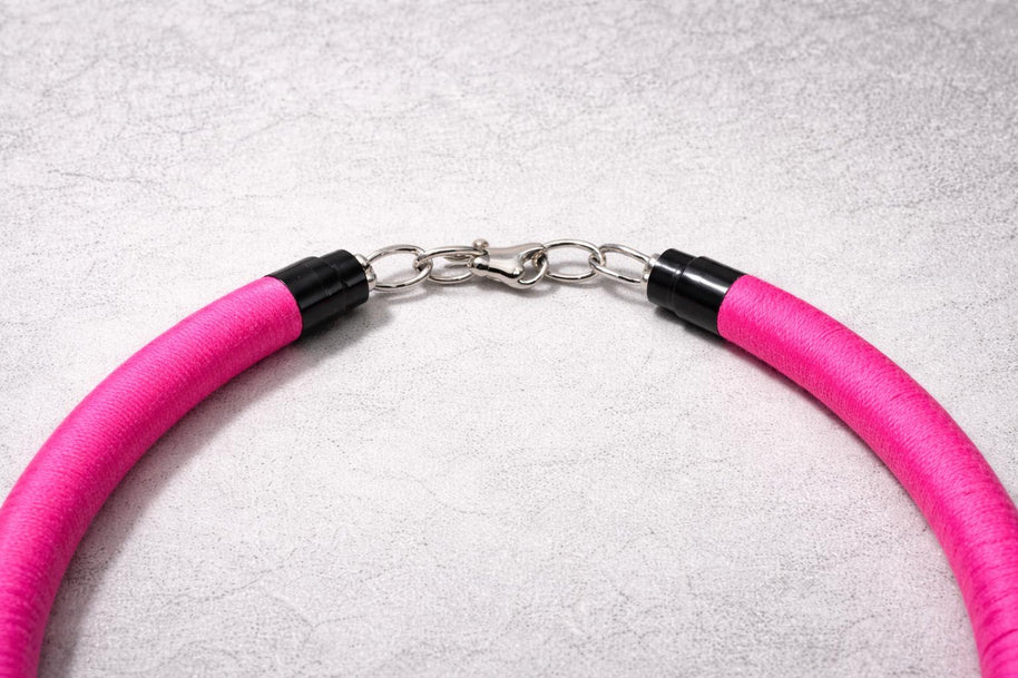 Choker punk rosa fluo shocking con borchie in acciaio e anello O-ring | Collana choker goth industrial alternativa | Gioiello punk fatto a m