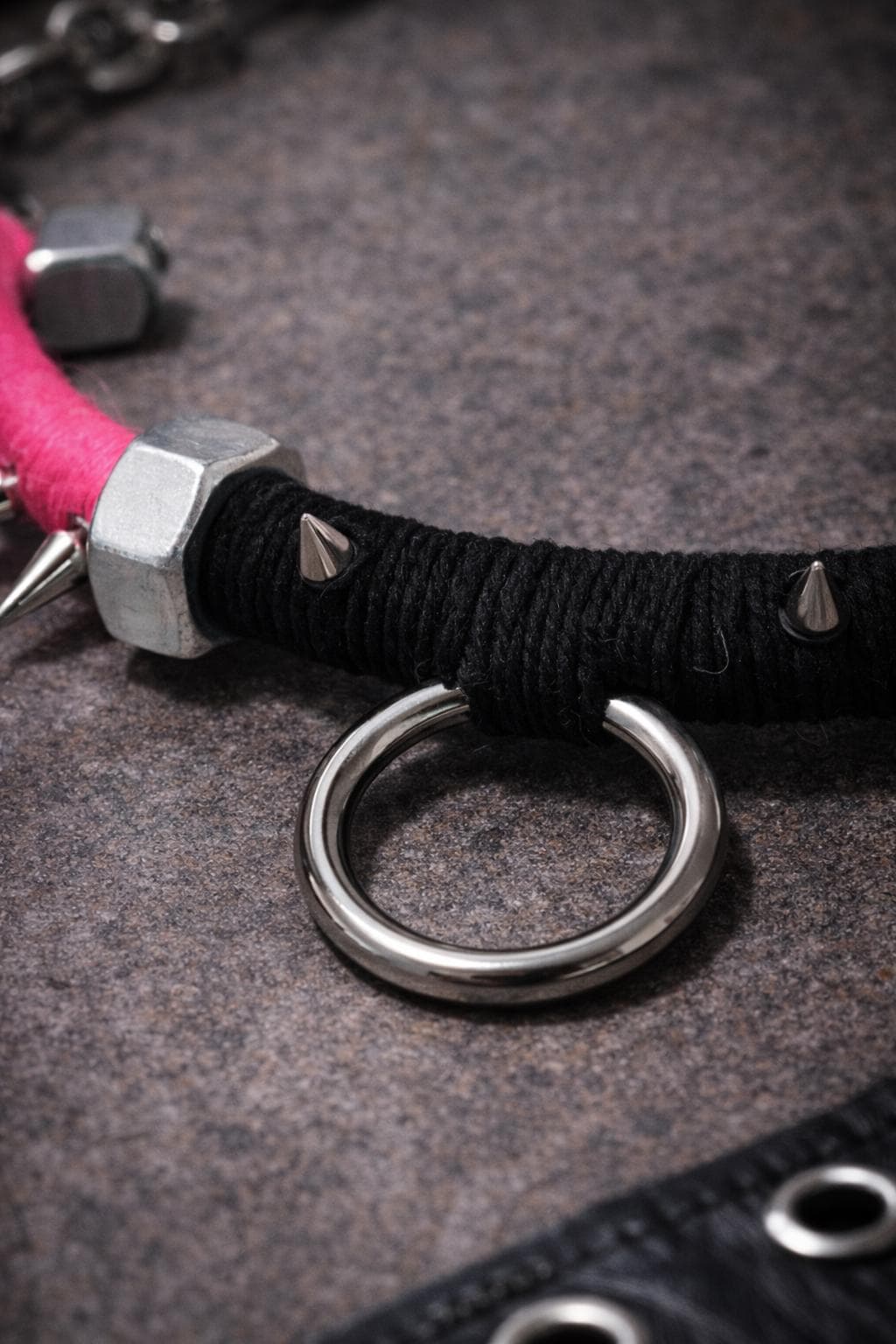 Choker punk rosa fluo shocking con borchie in acciaio e anello O-ring | Collana choker goth industrial alternativa | Gioiello punk fatto a m