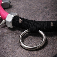 Choker punk rosa fluo shocking con borchie in acciaio e anello O-ring | Collana choker goth industrial alternativa | Gioiello punk fatto a m