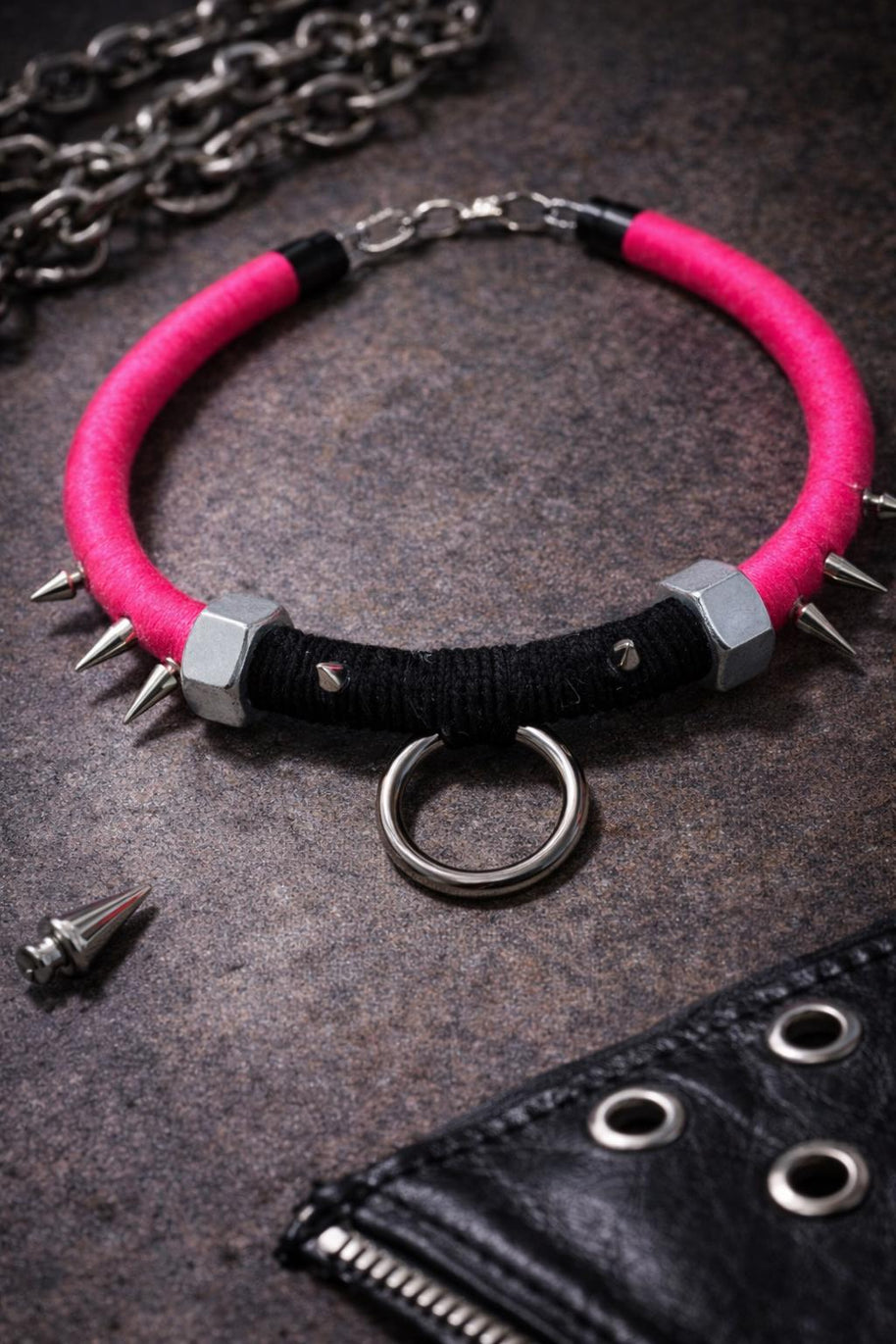 Choker punk rosa fluo shocking con borchie in acciaio e anello O-ring | Collana choker goth industrial alternativa | Gioiello punk fatto a m