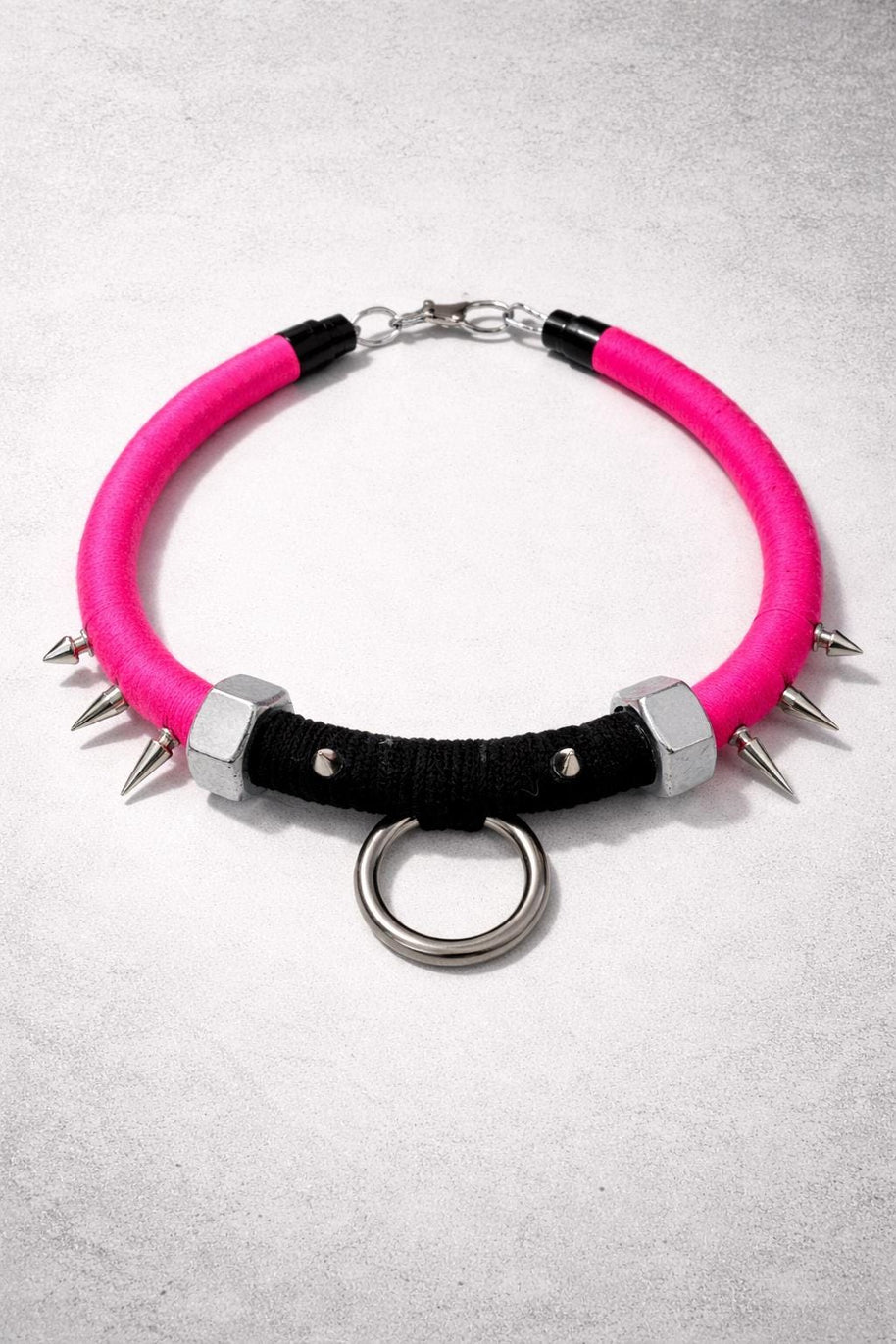 Choker punk rosa fluo shocking con borchie in acciaio e anello O-ring | Collana choker goth industrial alternativa | Gioiello punk fatto a m