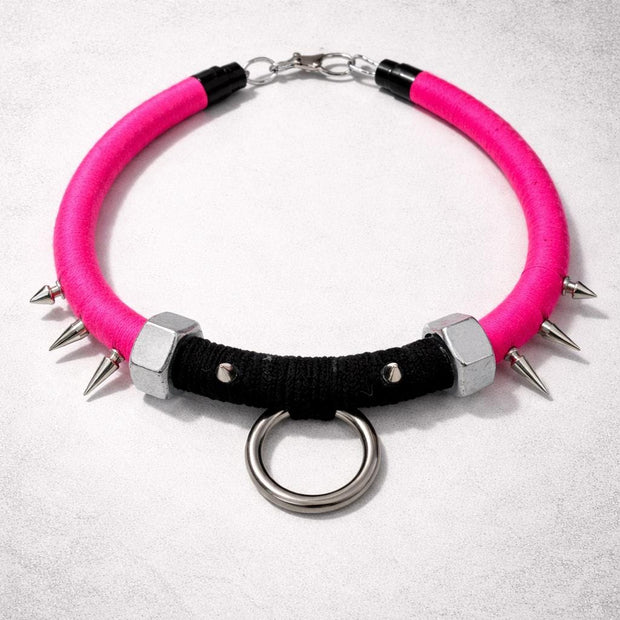 Choker punk rosa fluo shocking con borchie in acciaio e anello O-ring | Collana choker goth industrial alternativa | Gioiello punk fatto a m