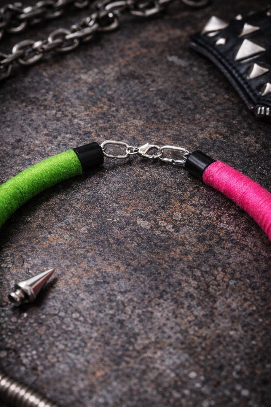 Choker punk fluo animalier con borchie | Collare rock verde e fucsia in metallo riciclato regolabile | Collana alternativa donna