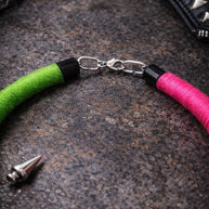 Choker punk fluo animalier con borchie | Collare rock verde e fucsia in metallo riciclato regolabile | Collana alternativa donna