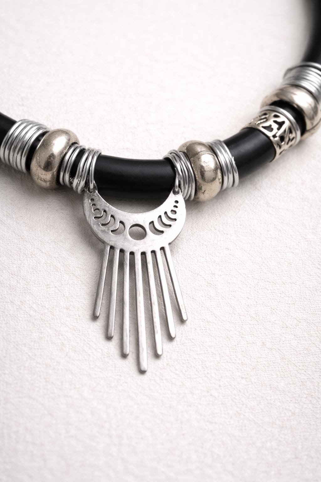 Choker nero tribale in metallo riciclato | Collana girocollo etnica moderna regolabile fatta a mano | Accessorio dark donna