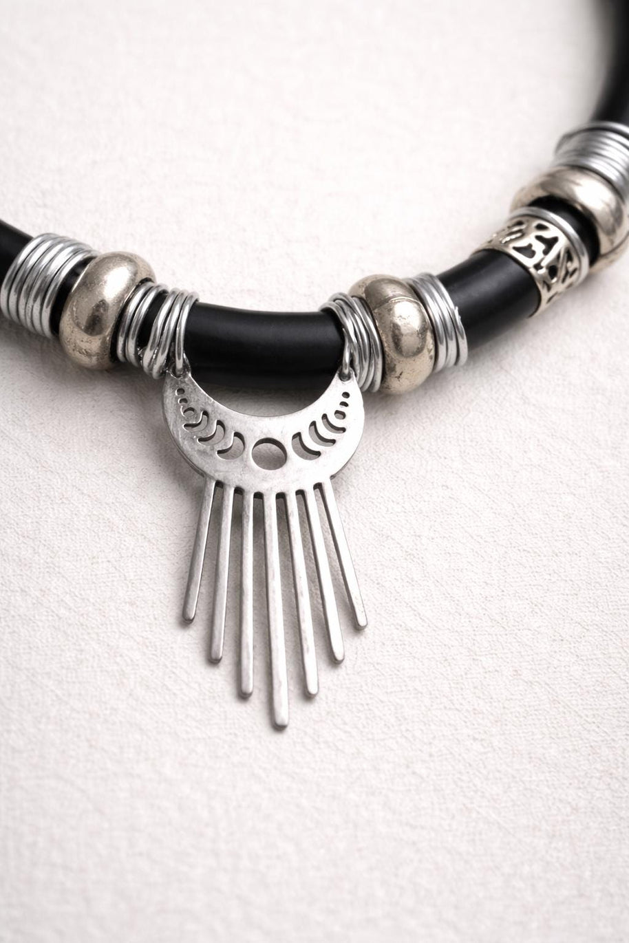 Choker nero tribale in metallo riciclato | Collana girocollo etnica moderna regolabile fatta a mano | Accessorio dark donna