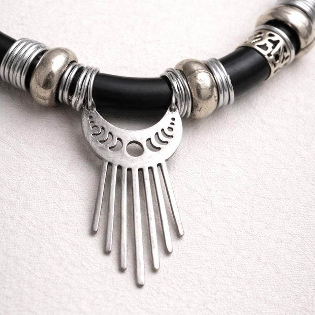 Choker nero tribale in metallo riciclato | Collana girocollo etnica moderna regolabile fatta a mano | Accessorio dark donna