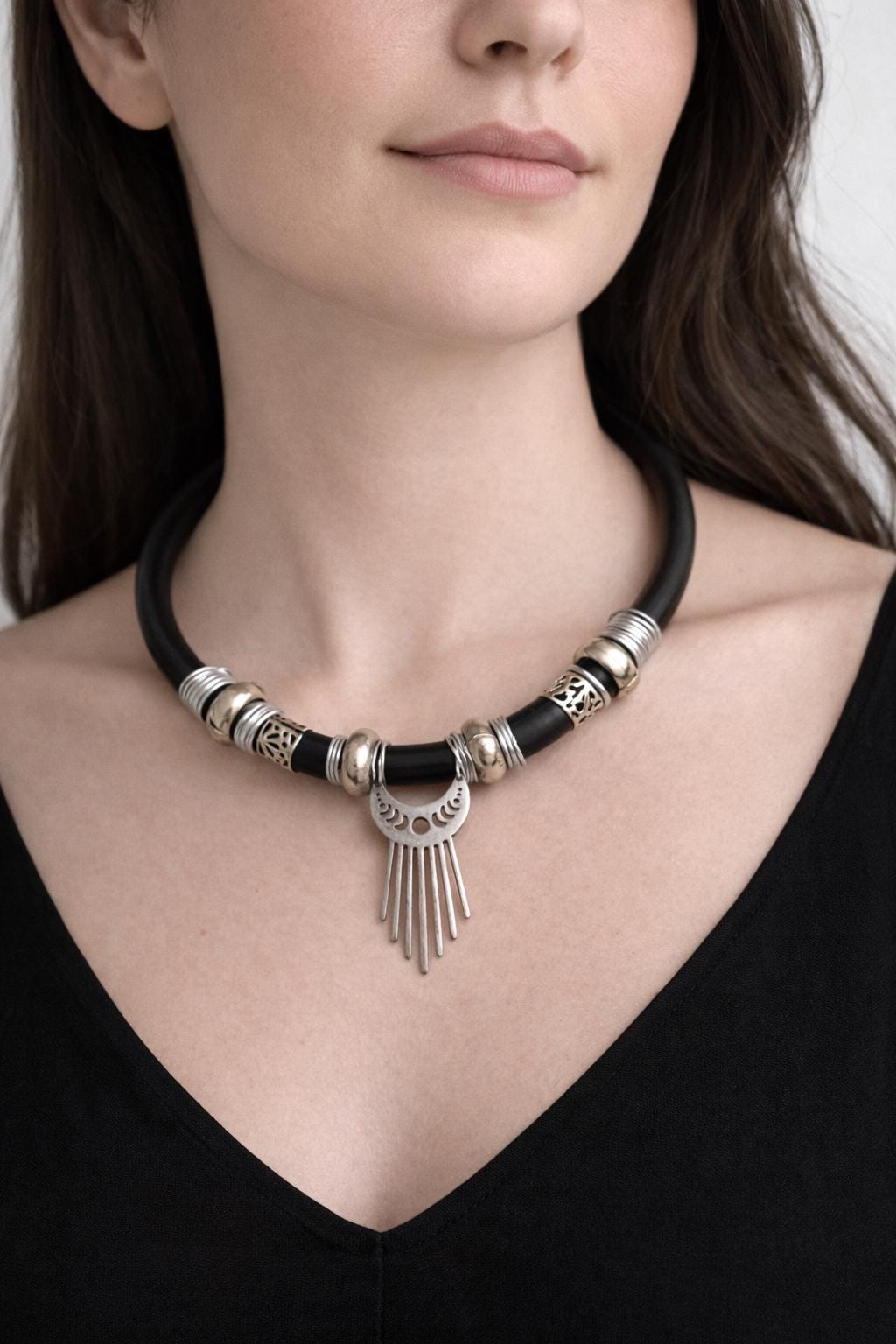 Choker nero tribale in metallo riciclato | Collana girocollo etnica moderna regolabile fatta a mano | Accessorio dark donna