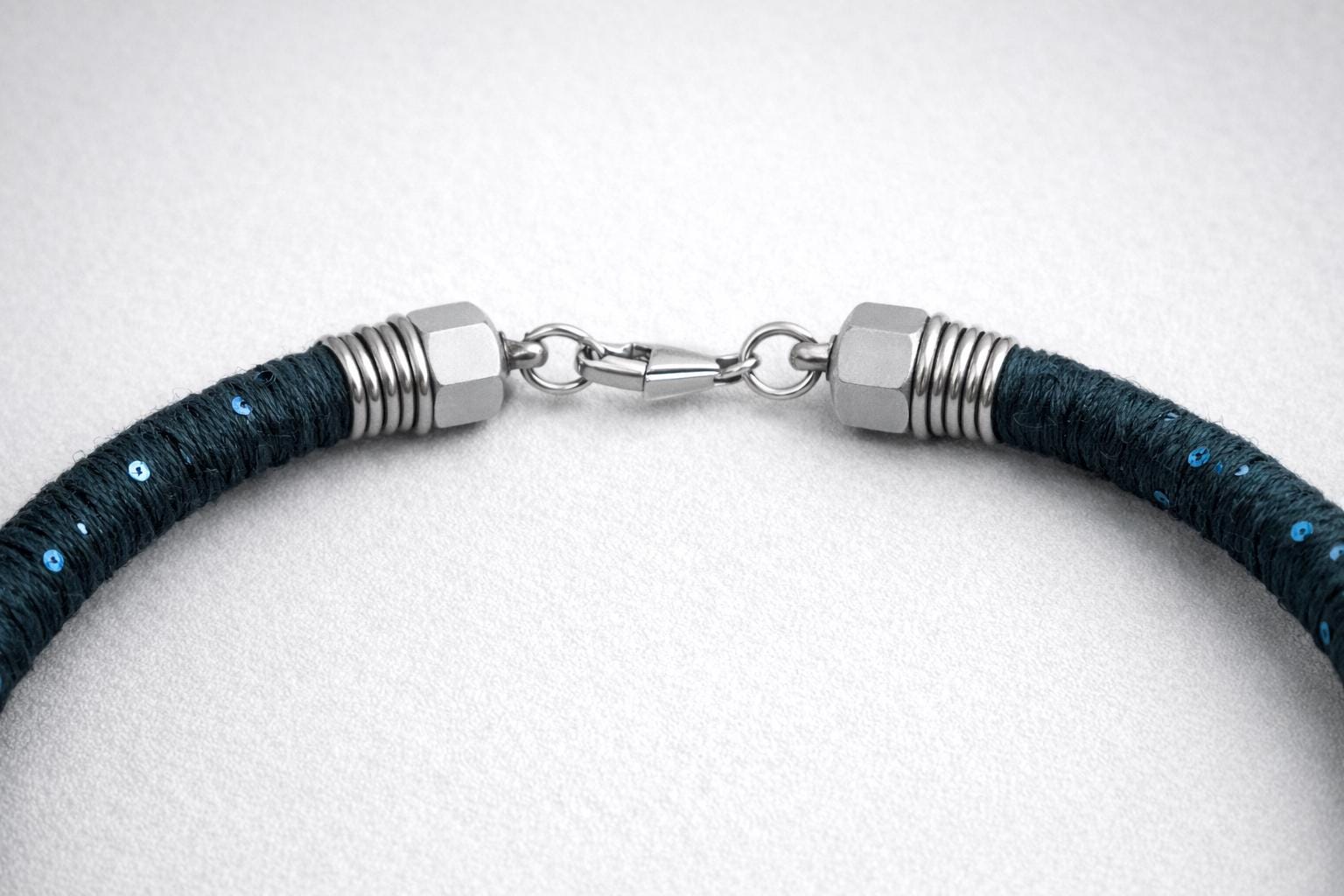 Choker con avventurina verde petrolio | Girocollo artigianale in alluminio modellato| Collana alternativa con pietra naturale| Idea regalo